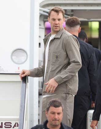02.06.2026, Fussball DFB Nationalmannschaft, Abflug der Deutschen Fussball Nationalmannschaft vom Flughafen Frankfurt mit Lufthansa Flieger LH 434 zur Weltmeisterschaft 2026 in die USA nach Chicago, v.l., Torwart Manuel Neuer (Deutsche Fussball Nationalmannschaft, DFB) DFL DFB REGULATIONS PROHIBIT ANY USE OF PHOTOGRAPHS AS IMAGE SEQUENCES AND OR QUASI-VIDEO. xdcx Copyright: HMBxMedia Claus