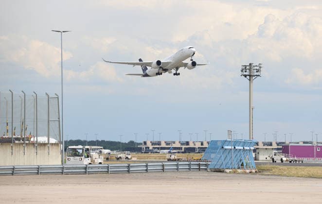 02.06.2026, Fussball DFB Nationalmannschaft, Abflug der Deutschen Fussball Nationalmannschaft vom Flughafen Frankfurt mit Lufthansa Flieger LH 434 zur Weltmeisterschaft 2026 in die USA nach Chicago, v.l., Flug LH 434 startet mit der Deutschen Nationalmannschaft zur WM in die USA DFL DFB REGULATIONS PROHIBIT ANY USE OF PHOTOGRAPHS AS IMAGE SEQUENCES AND OR QUASI-VIDEO. xdcx Copyright: HMBxMedia Claus