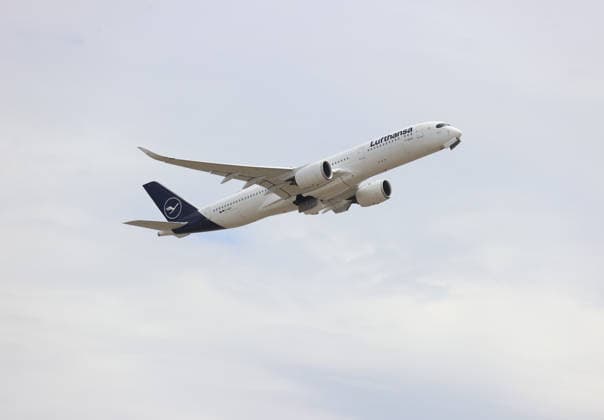 02.06.2026, Fussball DFB Nationalmannschaft, Abflug der Deutschen Fussball Nationalmannschaft vom Flughafen Frankfurt mit Lufthansa Flieger LH 434 zur Weltmeisterschaft 2026 in die USA nach Chicago, v.l., Flug LH 434 startet mit der Deutschen Nationalmannschaft zur WM in die USA DFL DFB REGULATIONS PROHIBIT ANY USE OF PHOTOGRAPHS AS IMAGE SEQUENCES AND OR QUASI-VIDEO. xdcx *** 02 06 2026, Football DFB national team, Departure of the German national football team from Frankfurt Airport with Lufthansa plane LH 434 to the 2026 World Cup in the USA to Chicago, v l , Flight LH 434 takes off with the German national team to the World Cup in the USA DFL DFB REGULATIONS PROHIBIT ANY USE OF PHOTOGRAPHS AS IMAGE SEQUENCES AND OR QUASI VIDEO xdcx Copyright: HMBxMedia Claus