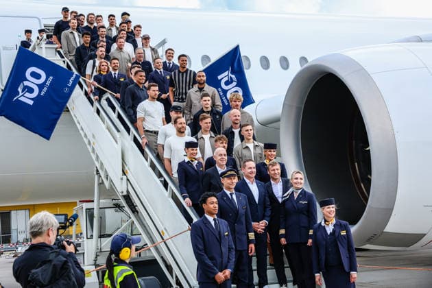 Abflug Deutsche Fußball Nationalmannschaft 02.06.26: Abflug Deutsche Fußball Nationalmannschaft vom Flughafen in Frankfurt zur Fußball Weltmeisterschaft nach Chicago USA Frankfurt Flughafen Hessen Deutschland