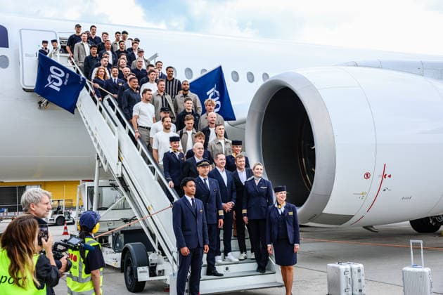 Abflug Deutsche Fußball Nationalmannschaft 02.06.26: Abflug Deutsche Fußball Nationalmannschaft vom Flughafen in Frankfurt zur Fußball Weltmeisterschaft nach Chicago USA Frankfurt Flughafen Hessen Deutschland