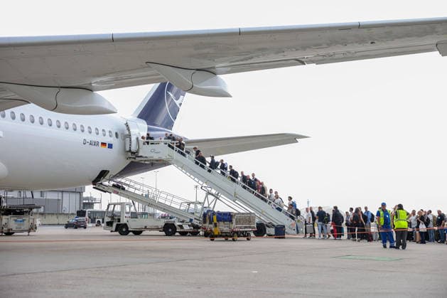 FRANKFURT AM MAIN, DEUTSCHLAND 02. Juni 2026: Die deutsche Männer-Nationalmannschaft beim offiziellen Abflug nach Nordamerika am Flughafen Frankfurt vor Beginn der FIFA Fußball-Weltmeisterschaft 2026. Der Deutsche Fußball-Bund (DFB) und Lufthansa verabschieden das Team auf dem Weg zum größten Fußballturnier der Welt. v.l., Touristen, Passagiere steigen hinten ein Copyright: JoaquimxFerreira