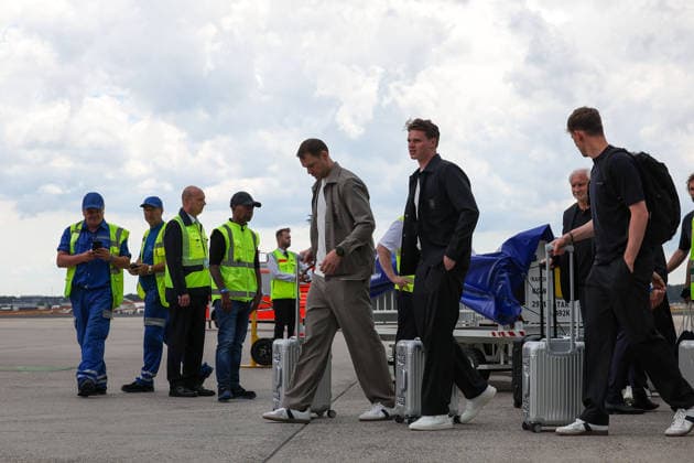 FRANKFURT AM MAIN, DEUTSCHLAND 02. Juni 2026: Die deutsche Männer-Nationalmannschaft beim offiziellen Abflug nach Nordamerika am Flughafen Frankfurt vor Beginn der FIFA Fußball-Weltmeisterschaft 2026. Der Deutsche Fußball-Bund (DFB) und Lufthansa verabschieden das Team auf dem Weg zum größten Fußballturnier der Welt. v.l., goalkeeper Manuel Neuer (Germany)1, Alexander Nuebel (Germany) Copyright: JoaquimxFerreira