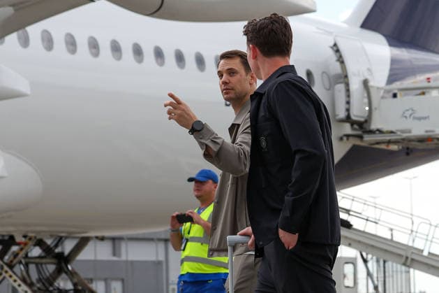 FRANKFURT AM MAIN, DEUTSCHLAND 02. Juni 2026: Die deutsche Männer-Nationalmannschaft beim offiziellen Abflug nach Nordamerika am Flughafen Frankfurt vor Beginn der FIFA Fußball-Weltmeisterschaft 2026. Der Deutsche Fußball-Bund (DFB) und Lufthansa verabschieden das Team auf dem Weg zum größten Fußballturnier der Welt. v.l., goalkeeper Manuel Neuer (Germany) Copyright: JoaquimxFerreira