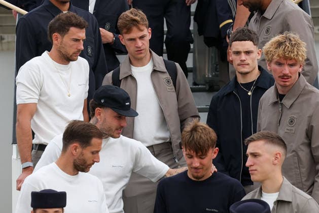 FRANKFURT AM MAIN, DEUTSCHLAND 02. Juni 2026: Die deutsche Männer-Nationalmannschaft beim offiziellen Abflug nach Nordamerika am Flughafen Frankfurt vor Beginn der FIFA Fußball-Weltmeisterschaft 2026. Der Deutsche Fußball-Bund (DFB) und Lufthansa verabschieden das Team auf dem Weg zum größten Fußballturnier der Welt. v.l., Leon Goretzka (Germany), Joshua Kimmich (Germany), Florian Wirtz (Germany), Nick Woltemade (Germany), David Raum (Germany), Lennart Karl (Germany), Nico Schlotterbeck (Germany) *** FRANKFURT AM MAIN, GERMANY 02 June 2026 The German mens national team at the official departure to North America at Frankfurt Airport before the start of the 2026 FIFA World Cup The German Football Association DFB and Lufthansa bid farewell to the team on their way to the worlds biggest soccer tournament from left , Leon Goretzka Germany , Joshua Kimmich Germany , Florian Wirtz Germany , Nick Woltemade Germany , David Raum Germany , Lennart Karl Germany , Nico Schlotterbeck Germany Copyright: JoaquimxFerreira