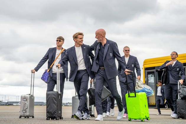 260602 Jorgen Strand Larsen, Martin odegaard, head coach Stale Solbakken and Erling Braut Haaland of the Norwegian national football team ahead of boarding a flight at Oslo Lufthavn on June 2, 2026 in Gardermoen. Photo: Vegard Grott BILDBYRAN kod VG VG0934 bbeng fotball football soccer fotboll FIFA World Cup, WM, Weltmeisterschaft, Fussball vm fotball-vm norge norway precamp pre-camp travel reise Copyright: VEGARDxGRoTT BB260602VG004