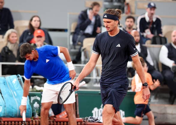 Alexander Zverev (GER) geht beim Seitenwechsel an Rafael Jodar (ESP) vorbei, Herren Einzel, Men s Singles Tennis - French Open 2026 - Roland Garros - Paris - - France - 2 June 2026. Copyright: xJuergenxHasenkopfx