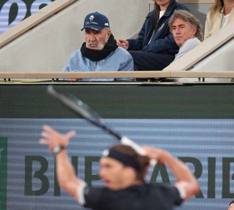 Ion Tiriac und GŽrard Tsobanian sitzen in der VIP Loge beim Herren Einzel, Men s Singles, Alexander Zverev unscharf im Vordergrund Tennis - French Open 2026 - Roland Garros - Paris - - France - 2 June 2026. Copyright: xJuergenxHasenkopfx