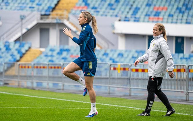 260602 Nathalie Björn and physiotherapist Jenny Larsson of the Swedish women s national football team during a training session on June 2, 2026 in Gothenburg. Photo: Mathias Bergeld BILDBYRAN kod MB MB1378 fotboll football soccer fotball vm-kval kval fifa womens world cup qualifier qualifier träning practice training sverige sweden dam bbeng women kvinner Copyright: MATHIASxBERGELD BB260602MB010