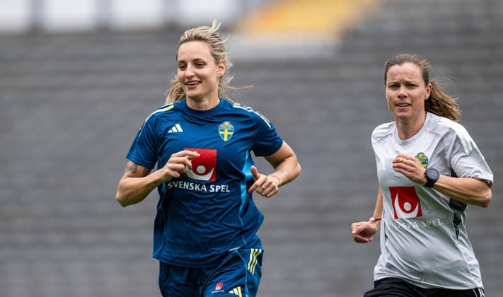 260602 Nathalie Björn and equipment manager Sara Thunebro of the Swedish women s national football team during a training session on June 2, 2026 in Gothenburg. Photo: Mathias Bergeld BILDBYRAN kod MB MB1378 fotboll football soccer fotball vm-kval kval fifa womens world cup qualifier qualifier träning practice training sverige sweden dam bbeng women kvinner Copyright: MATHIASxBERGELD BB260602MB011