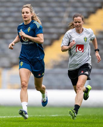 260602 Nathalie Björn and equipment manager Sara Thunebro of the Swedish women s national football team during a training session on June 2, 2026 in Gothenburg. Photo: Mathias Bergeld BILDBYRAN kod MB MB1378 fotboll football soccer fotball vm-kval kval fifa womens world cup qualifier qualifier träning practice training sverige sweden dam bbeng women kvinner Copyright: MATHIASxBERGELD BB260602MB012