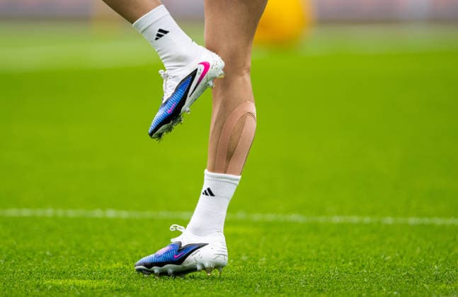 260602 Medical tape on the calf of Nathalie Björn of the Swedish women s national football team during a training session on June 2, 2026 in Gothenburg. Photo: Mathias Bergeld BILDBYRAN kod MB MB1378 fotboll football soccer fotball vm-kval kval fifa womens world cup qualifier qualifier träning practice training sverige sweden dam bbeng women kvinner Copyright: MATHIASxBERGELD BB260602MB014