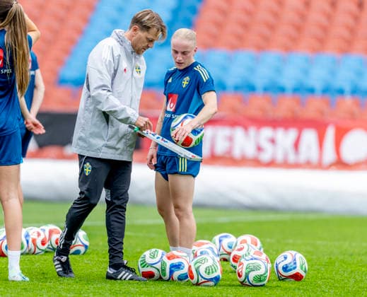 GOTHENBURG, SWEDEN 20260602 national team, Nationalteam captain Tony Gustavsson and Anna Sandberg during Tuesday s training with the women s national team at Ullevi ahead of the upcoming World Cup qualifier against Denmark. GÖTEBORG SWEDEN x9200x