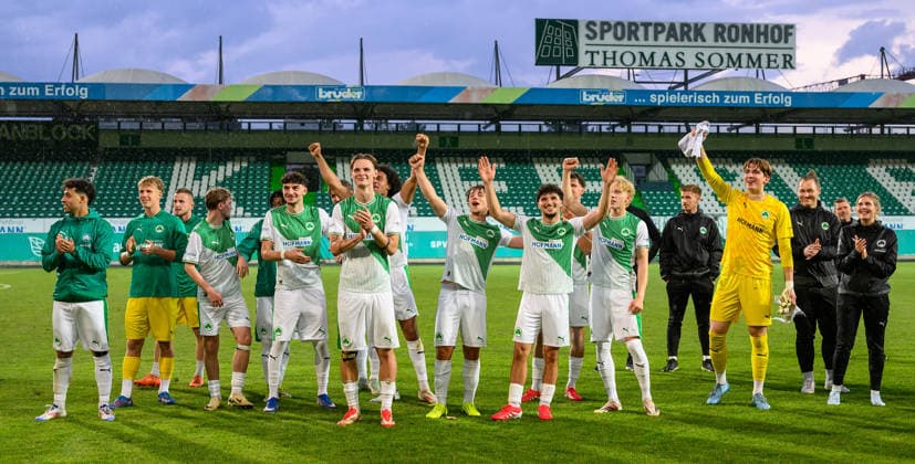 02.06.2026 - Fussball - Saison 2025 2026 - Relegation Oberliga Bayern Bayernliga Regionalliga : SpVgg Greuther Fürth II - ASV Cham - - xwoxzix - Mannschaft Team Fürth nach Spielende