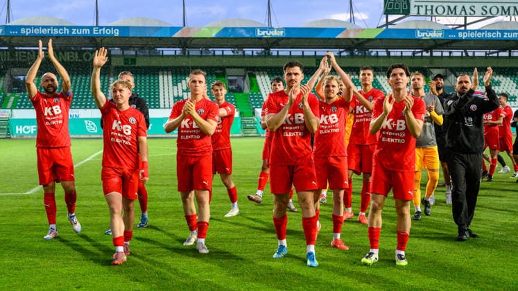 02.06.2026 - Fussball - Saison 2025 2026 - Relegation Oberliga Bayern Bayernliga Regionalliga : SpVgg Greuther Fürth II - ASV Cham - - xwoxzix - Mannschaft Team Cham winkt Fans nach Spielende