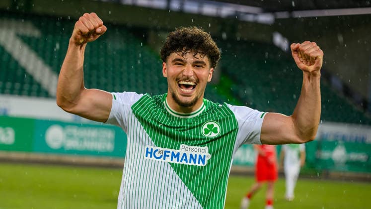 02.06.2026 - Fussball - Saison 2025 2026 - Relegation Oberliga Bayern Bayernliga Regionalliga : SpVgg Greuther Fürth II - ASV Cham - - xwoxzix - Mehmet Avlayici (16, SpVgg Greuther Fürth II ) Jubel Freude nach Spielende