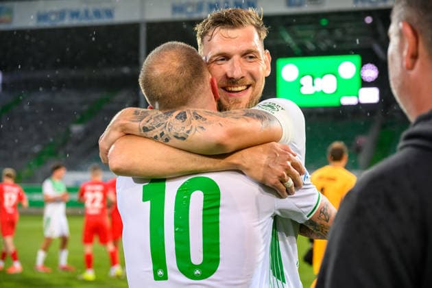 02.06.2026 - Fussball - Saison 2025 2026 - Relegation Oberliga Bayern Bayernliga Regionalliga : SpVgg Greuther Fürth II - ASV Cham - - xwoxzix - Daniel Adlung (10, SpVgg Greuther Fürth II ) Yannick Scholz (14, SpVgg Greuther Fürth II ) nach Spielende