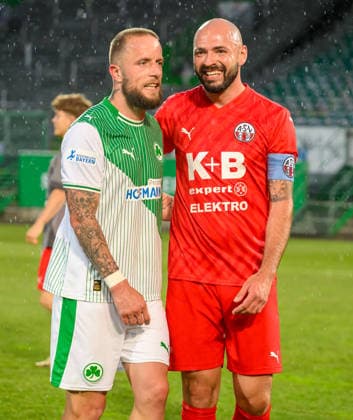 02.06.2026 - Fussball - Saison 2025 2026 - Relegation Oberliga Bayern Bayernliga Regionalliga : SpVgg Greuther Fürth II - ASV Cham - - xwoxzix - Daniel Adlung (10, SpVgg Greuther Fürth II ) Marco Pfab (35, ASV Cham ) nach Spielende