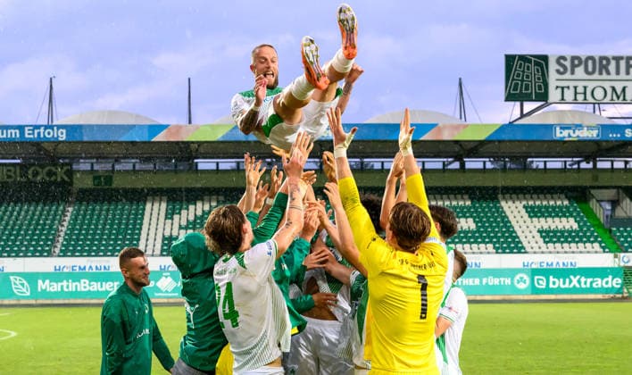 02.06.2026 - Fussball - Saison 2025 2026 - Relegation Oberliga Bayern Bayernliga Regionalliga : SpVgg Greuther Fürth II - ASV Cham - - xwoxzix - Mannschaft Team lässt Daniel Adlung (10, SpVgg Greuther Fürth II ) hochleben