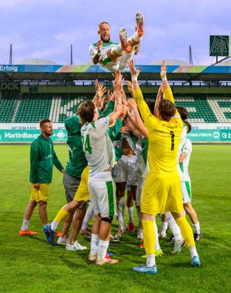 02.06.2026 - Fussball - Saison 2025 2026 - Relegation Oberliga Bayern Bayernliga Regionalliga : SpVgg Greuther Fürth II - ASV Cham - - xwoxzix - Mannschaft Team lässt Daniel Adlung (10, SpVgg Greuther Fürth II ) hochleben