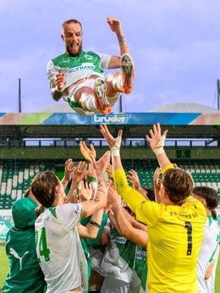 02.06.2026 - Fussball - Saison 2025 2026 - Relegation Oberliga Bayern Bayernliga Regionalliga : SpVgg Greuther Fürth II - ASV Cham - - xwoxzix - Mannschaft Team lässt Daniel Adlung (10, SpVgg Greuther Fürth II ) hochleben *** 02 06 2026 Soccer Season 2025 2026 Relegation Oberliga Bayern Bayernliga Regionalliga SpVgg Greuther Fürth II ASV Cham xwoxzix Team Team celebrates Daniel Adlung 10, SpVgg Greuther Fürth II