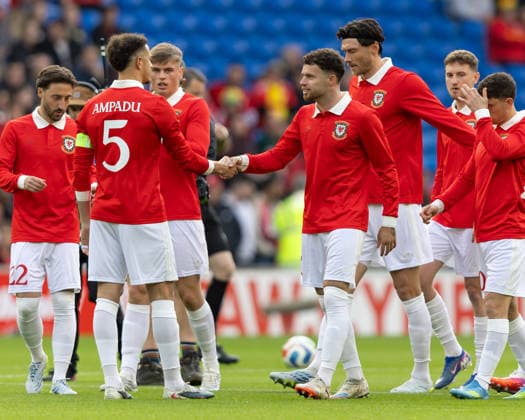 Wales v Ghana International Friendly, Länderspiel, Nationalmannschaft Ethan Ampadu (L) shakes hands with Neco Williams of Wales (R) during the International Friendly match at the Cardiff City Stadium, Cardiff 02 06 2026 UK Newspapers OUT Copyright: xKaraxThomasx FIL-23534-0016