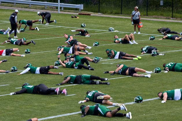 NFL, American Football Herren, USA 2026: New York Jets OTA June 02 New York Jets warms up before practice during organized team activities at the Atlantic Health Jets Training Center, Florham Park, New Jersey on Tuesday June 2, 2026. Duncan Williams CSM (Credit Image: Duncan Williams Cal Media) Florham Park New Jersey United States EDITORIAL USE ONLY Copyright: xx ZUMA-20260602_zma_c04_035.jpg DuncanxWilliamsx csmphotothree492692