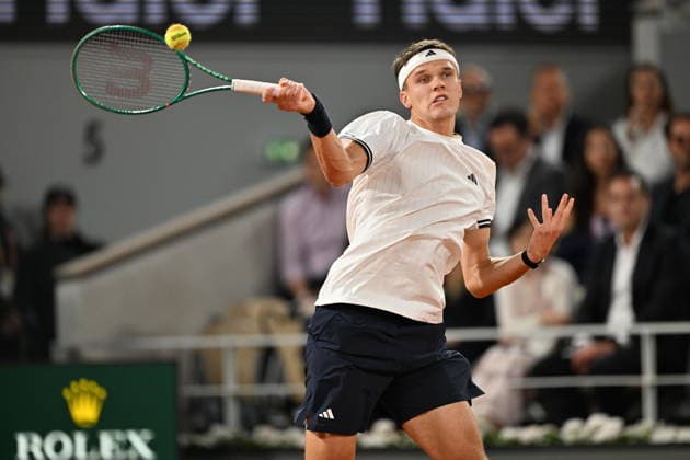 2026 French Open, Roland-Garros - Day 10 PARIS, FRANCE - JUNE 2: Joao Fonseca (not seen) of Brazil in action against Jakub Mensik of Czechia during their Men s Singles quarter-final match on Day Ten of the 2026 French Open at Roland Garros in Paris, France, on June 2, 2026, Mustafa Yalcin Anadolu Paris France. Editorial use only. Please get in touch for any other usage.  Copyright: x2026xAnadoluxMustafaxYalcinx