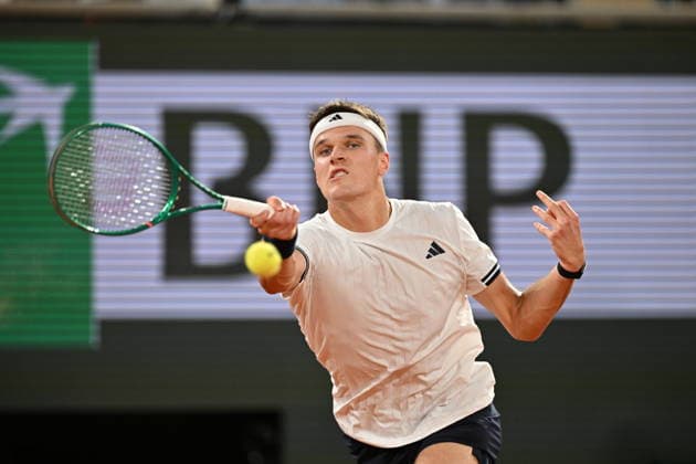 2026 French Open, Roland-Garros - Day 10 PARIS, FRANCE - JUNE 2: Joao Fonseca (not seen) of Brazil in action against Jakub Mensik of Czechia during their Men s Singles quarter-final match on Day Ten of the 2026 French Open at Roland Garros in Paris, France, on June 2, 2026, Mustafa Yalcin Anadolu Paris France. Editorial use only. Please get in touch for any other usage.  Copyright: x2026xAnadoluxMustafaxYalcinx