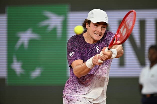 2026 French Open, Roland-Garros - Day 10 PARIS, FRANCE - JUNE 2: Joao Fonseca of Brazil in action against Jakub Mensik (not seen) of Czech Republic during their Men s Singles quarter-final match on Day Ten of the 2026 French Open at Roland Garros in Paris, France, on June 2, 2026, Mustafa Yalcin Anadolu Paris France. Editorial use only. Please get in touch for any other usage.  Copyright: x2026xAnadoluxMustafaxYalcinx