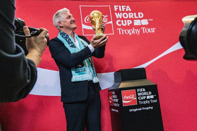 June 2, 2026, New York, New York, USA: German former footballer Bastian Schweinsteiger holds up the coveted trophy at the FIFA World Cup, WM, Weltmeisterschaft, Fussball Trophy Tour at the American Museum of Natural History.in Manhattan. Sponsored by Coca-Cola the tour gives fans the opportunity to see the trophy ahead of FIFA World Cup 2026 in New York, NY on June 2, 2026 New York USA - ZUMAb230 0858165585st Copyright: xLauraxBrettx