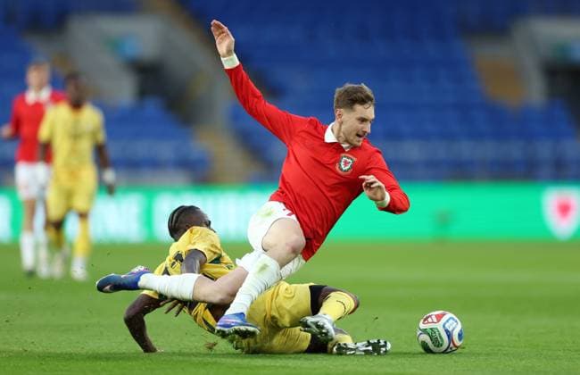 David Brooks of Wales is tackled by Kamaldeen Sulemana of Ghana Wales v Ghana, International Friendly, Länderspiel, Nationalmannschaft Football, Cardiff City Stadium, Cardiff, Wales, UK - 02 Jun 2026Cardiff Cardiff City Stadium United Kingdom EDITORIAL USE ONLY No use with unauthorised audio, video, data, fixture lists, club league logos or live services. Online in-match use limited to 120 images, no video emulation. No use in betting, games or single club league player publications.  Copyright: xKieranxMcManus Shutterstockx 16906575ae