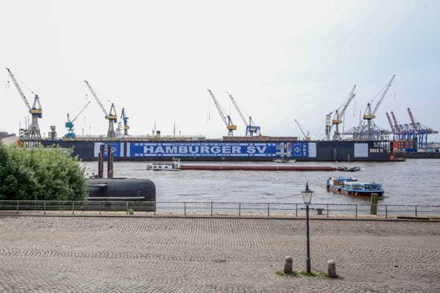 Der HSV feiert über 150000 Mitglieder mit einem überdimensionalem HSV Schal am Dock 11 im Hamburger Hafen Deutschland , Hamburg , Hafen , Fischmarkt , Fussball , 1. Bundesliga , Hamburger SV HSV