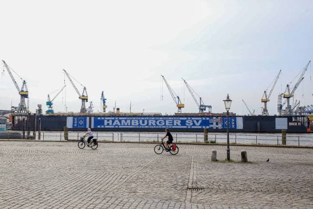 Der HSV feiert über 150000 Mitglieder mit einem überdimensionalem HSV Schal am Dock 11 im Hamburger Hafen Deutschland , Hamburg , Hafen , Fischmarkt , Fussball , 1. Bundesliga , Hamburger SV HSV