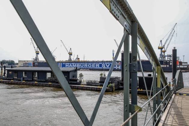 Der HSV feiert über 150000 Mitglieder mit einem überdimensionalem HSV Schal am Dock 11 im Hamburger Hafen Deutschland , Hamburg , Hafen , Fischmarkt , Fussball , 1. Bundesliga , Hamburger SV HSV