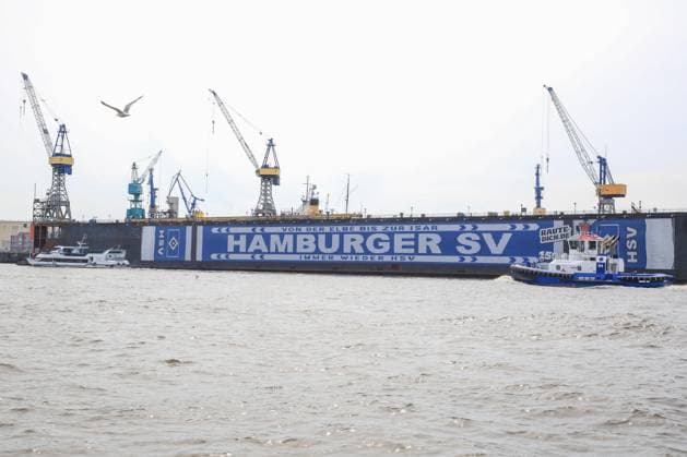 Der HSV feiert über 150000 Mitglieder mit einem überdimensionalem HSV Schal am Dock 11 im Hamburger Hafen Deutschland , Hamburg , Hafen , Fischmarkt , Fussball , 1. Bundesliga , Hamburger SV HSV