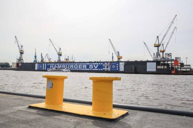 Der HSV feiert über 150000 Mitglieder mit einem überdimensionalem HSV Schal am Dock 11 im Hamburger Hafen Deutschland , Hamburg , Hafen , Fischmarkt , Fussball , 1. Bundesliga , Hamburger SV HSV