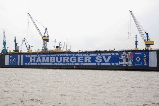 Der HSV feiert über 150000 Mitglieder mit einem überdimensionalem HSV Schal am Dock 11 im Hamburger Hafen Deutschland , Hamburg , Hafen , Fischmarkt , Fussball , 1. Bundesliga , Hamburger SV HSV