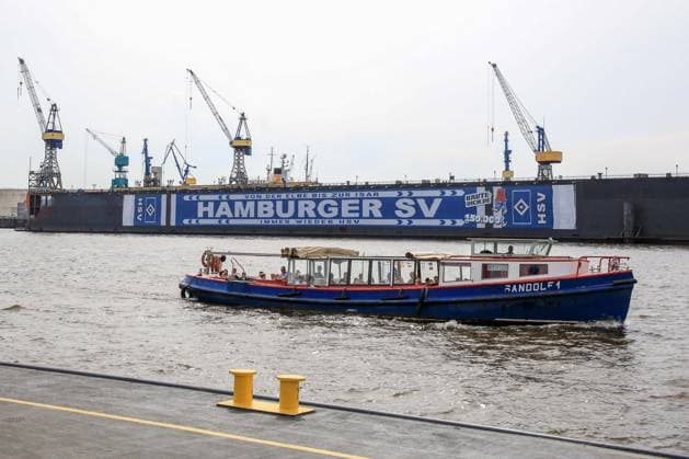 Der HSV feiert über 150000 Mitglieder mit einem überdimensionalem HSV Schal am Dock 11 im Hamburger Hafen Schiff Barkasse Randolf 1 Deutschland , Hamburg , Hafen , Fischmarkt , Fussball , 1. Bundesliga , Hamburger SV HSV