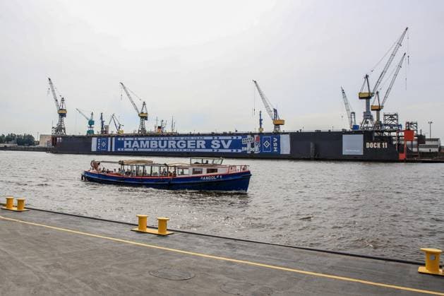 Der HSV feiert über 150000 Mitglieder mit einem überdimensionalem HSV Schal am Dock 11 im Hamburger Hafen Schiff Barkasse Randolf 1 Deutschland , Hamburg , Hafen , Fischmarkt , Fussball , 1. Bundesliga , Hamburger SV HSV