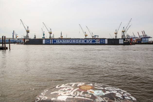 Der HSV feiert über 150000 Mitglieder mit einem überdimensionalem HSV Schal am Dock 11 im Hamburger Hafen Deutschland , Hamburg , Hafen , Fischmarkt , Fussball , 1. Bundesliga , Hamburger SV HSV
