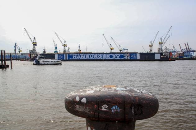 Der HSV feiert über 150000 Mitglieder mit einem überdimensionalem HSV Schal am Dock 11 im Hamburger Hafen Deutschland , Hamburg , Hafen , Fischmarkt , Fussball , 1. Bundesliga , Hamburger SV HSV