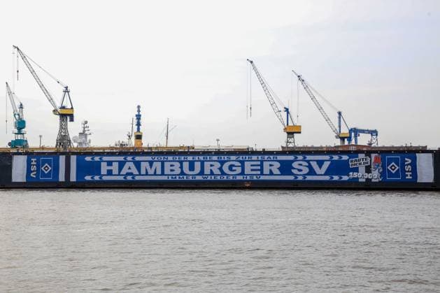 Der HSV feiert über 150000 Mitglieder mit einem überdimensionalem HSV Schal am Dock 11 im Hamburger Hafen Deutschland , Hamburg , Hafen , Fischmarkt , Fussball , 1. Bundesliga , Hamburger SV HSV
