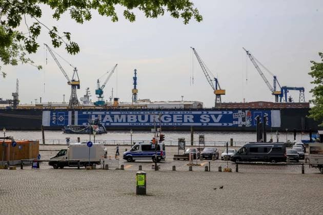 Der HSV feiert über 150000 Mitglieder mit einem überdimensionalem HSV Schal am Dock 11 im Hamburger Hafen Autos Polizei Deutschland , Hamburg , Hafen , Fischmarkt , Fussball , 1. Bundesliga , Hamburger SV HSV