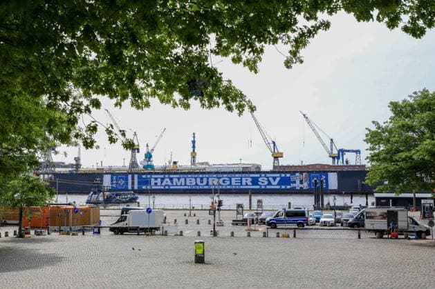 Der HSV feiert über 150000 Mitglieder mit einem überdimensionalem HSV Schal am Dock 11 im Hamburger Hafen Autos Polizei Deutschland , Hamburg , Hafen , Fischmarkt , Fussball , 1. Bundesliga , Hamburger SV HSV
