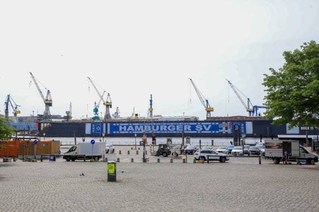 Der HSV feiert über 150000 Mitglieder mit einem überdimensionalem HSV Schal am Dock 11 im Hamburger Hafen Autos Deutschland , Hamburg , Hafen , Fischmarkt , Fussball , 1. Bundesliga , Hamburger SV HSV