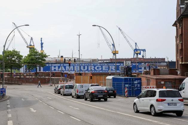 Der HSV feiert über 150000 Mitglieder mit einem überdimensionalem HSV Schal am Dock 11 im Hamburger Hafen Autos Deutschland , Hamburg , Hafen , Fischmarkt , Fussball , 1. Bundesliga , Hamburger SV HSV