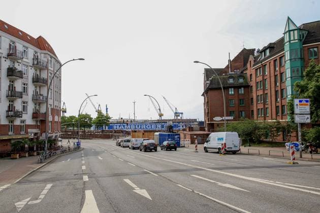 Der HSV feiert über 150000 Mitglieder mit einem überdimensionalem HSV Schal am Dock 11 im Hamburger Hafen Autos Deutschland , Hamburg , Hafen , Fischmarkt , Fussball , 1. Bundesliga , Hamburger SV HSV