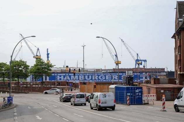 Der HSV feiert über 150000 Mitglieder mit einem überdimensionalem HSV Schal am Dock 11 im Hamburger Hafen Autos Deutschland , Hamburg , Hafen , Fischmarkt , Fussball , 1. Bundesliga , Hamburger SV HSV