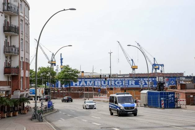 Der HSV feiert über 150000 Mitglieder mit einem überdimensionalem HSV Schal am Dock 11 im Hamburger Hafen Autos Polizei Deutschland , Hamburg , Hafen , Fischmarkt , Fussball , 1. Bundesliga , Hamburger SV HSV